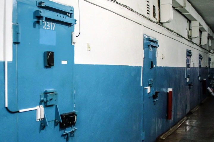 Главу отдела новосибирского СК и двух адвокатов задержали по делу о взятке