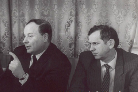 «А вам показывали тот столб, на котором вас повесят? Мне показывали» «А вам показывали тот столб, на котором вас повесят? Мне показывали»