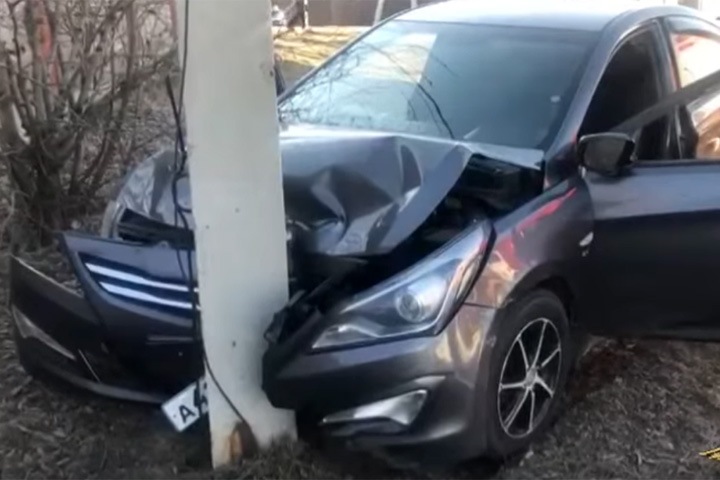 Пьяные девушки угнали такси и врезались в опору в Иркутске Пьяные девушки угнали такси и врезались в опору в Иркутске