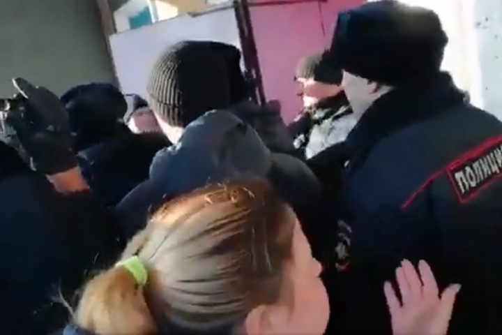 Полиция и человек в папахе не пускали омичей на слушания по строительству «китайского городка»