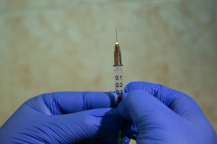 Прививки от коронавируса начинают ставить всем желающим омичам