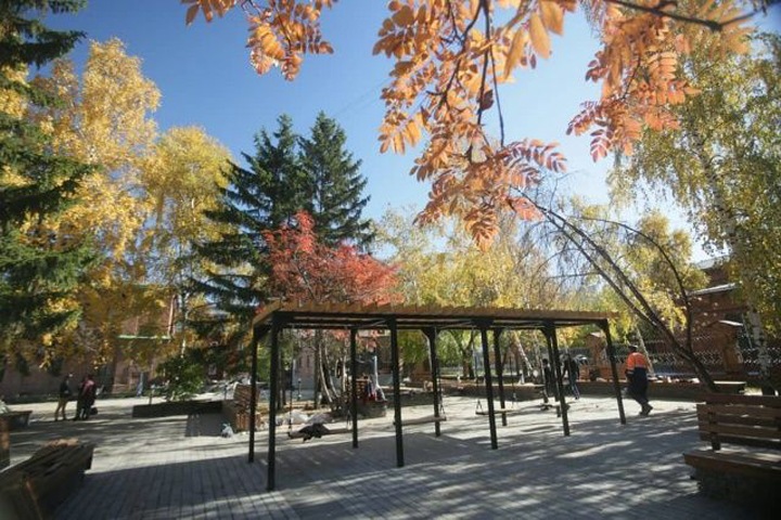 Мэру Красноярска понравились качели в реконструированном сквере Мэру Красноярска понравились качели в реконструированном сквере