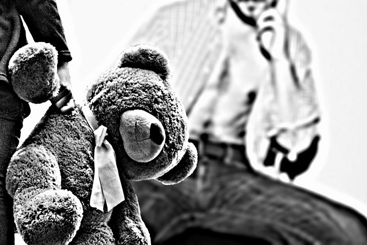 Семейные пытки: новосибирец не кормил сына, не пускал в туалет и бил, заворачивая в плед Семейные пытки: новосибирец не кормил сына, не пускал в туалет и бил, заворачивая в плед