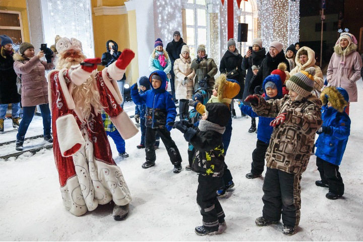 Новогодняя улица с маламутами открылась в Кемерове