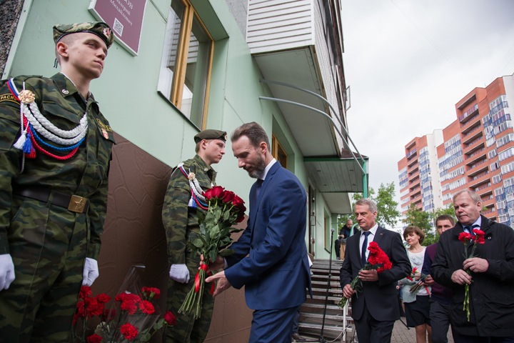 Мемориальную доску открыли экс-губернатору Красноярского края Валерию Зубову