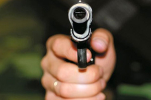 Житель Алтайского края расстрелял из травматики мужчину, не поделив с ним такси