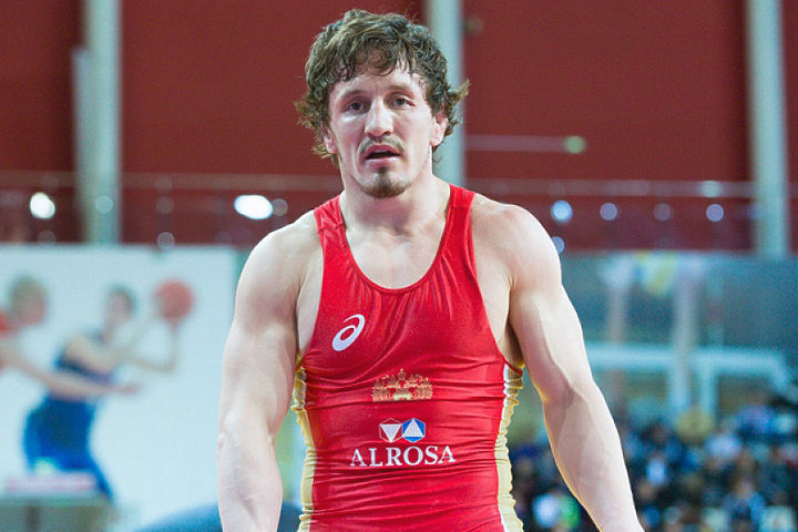 Чемпион России по борьбе попал в реанимацию после драки с иркутским депутатом Чемпион России по борьбе попал в реанимацию после драки с иркутским депутатом