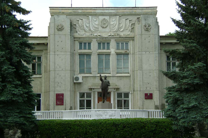 Неизвестные ворвались в администрацию Шушенского, избили сторожа и попытались сжечь 