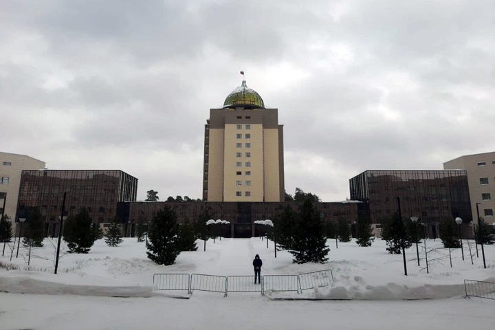 Оцепление выставили около Новосибирского госуниверситета в день приезда Мишустина. Фото Оцепление выставили около Новосибирского госуниверситета в день приезда Мишустина. Фото