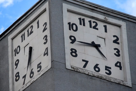 Новосибирцев просят выбрать себе часовой пояс 