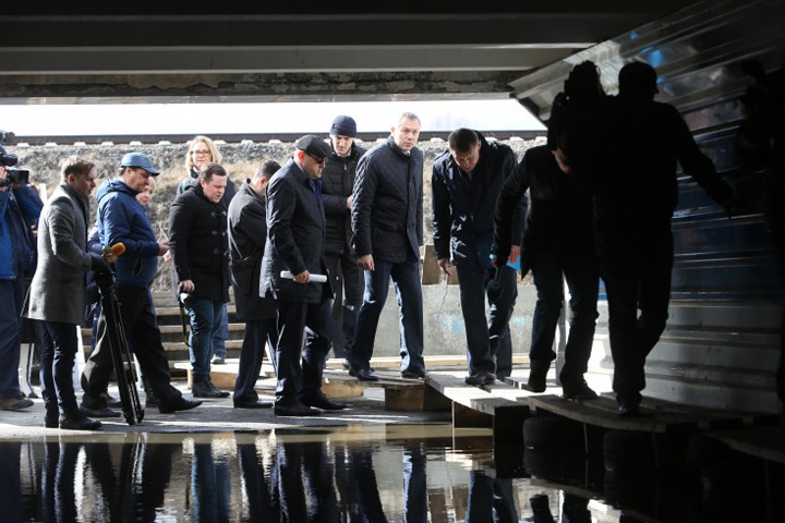 Власти пообещали отремонтировать затопленный переход в Оби к осени