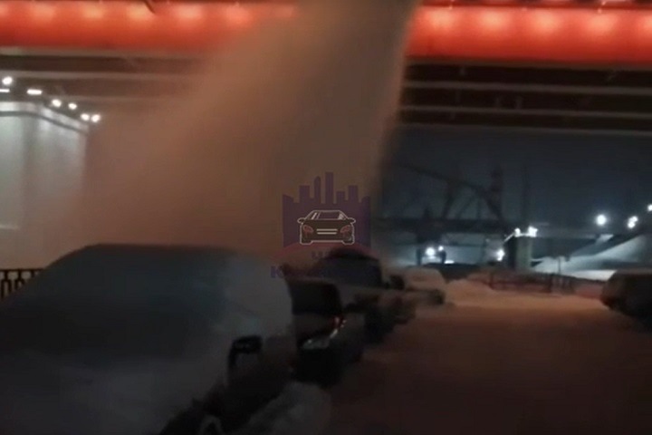 Дорожников в Красноярске оштрафовали за сброс снега в Енисей Дорожников в Красноярске оштрафовали за сброс снега в Енисей