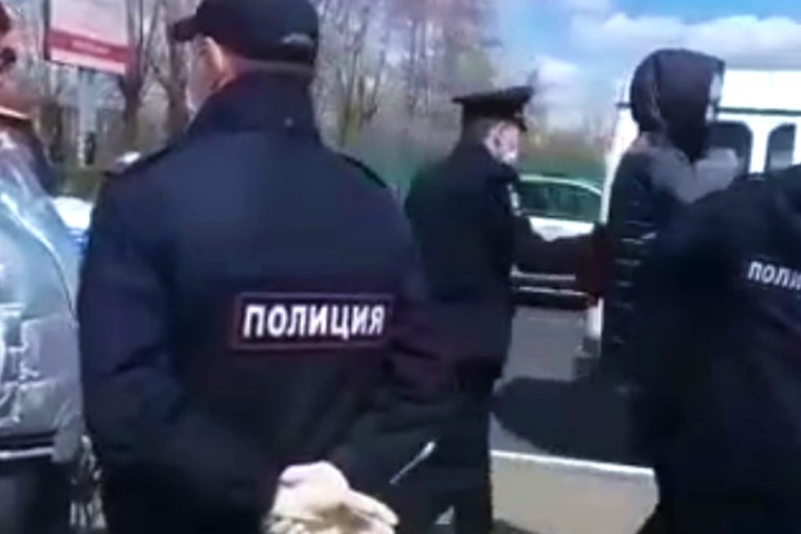 Пытавшихся отпраздновать 9 мая жителей Читы задержали под плакатом о правах граждан в Конституции Пытавшихся отпраздновать 9 мая жителей Читы задержали под плакатом о правах граждан в Конституции