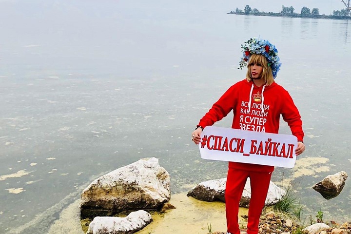 Шоумен Сергей Зверев сачком выловил мусор из Байкала