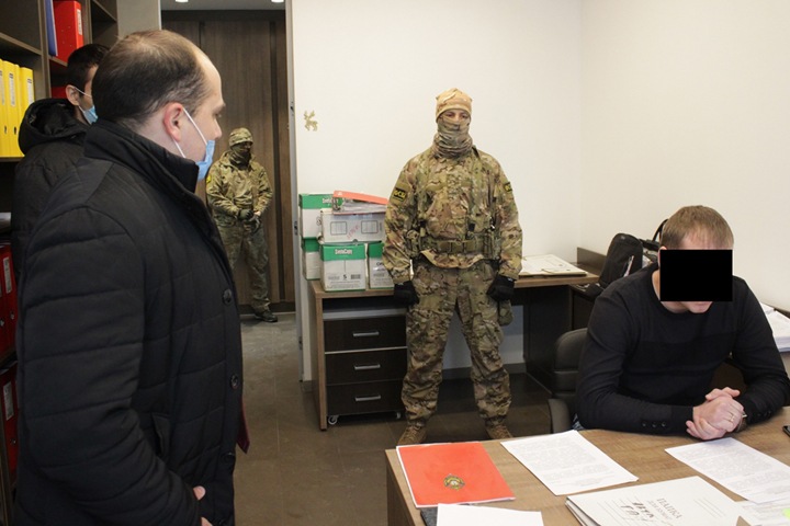 Новосибирская компания ввозила мигрантов по фиктивным медицинским документам Новосибирская компания ввозила мигрантов по фиктивным медицинским документам