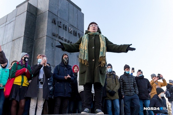 Выступившую с речью на митинге в поддержку Навального красноярку оштрафовали на 20 тыс. Выступившую с речью на митинге в поддержку Навального красноярку оштрафовали на 20 тыс.