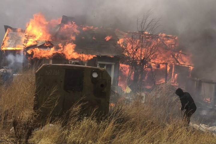 Степной пал перекинулся на жилые дома в Борзе