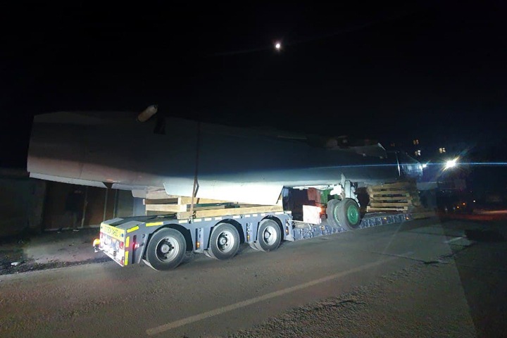 Бомбардировщик Су-24 провезли по улицам Новосибирска