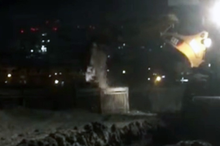 Убранный в Новосибирске снег выбросили в Обь Убранный в Новосибирске снег выбросили в Обь