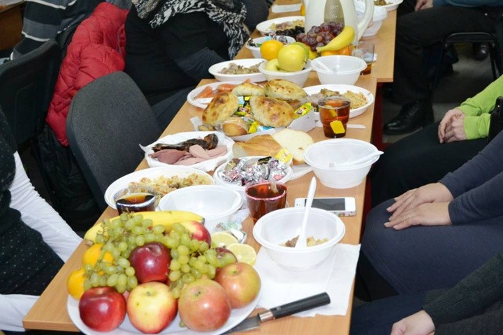 Второклассницу унизили на чаепитии в новосибирской школе из-за денег