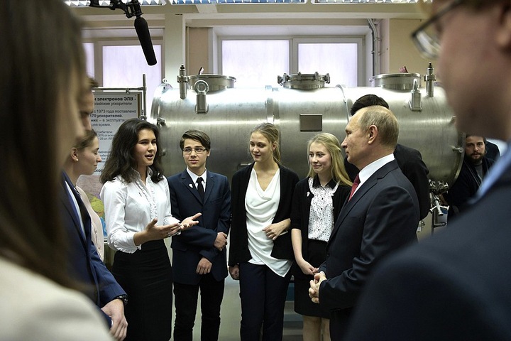 Путин встретился с воспитанниками ФМШ на фоне недофинансирования школы Путин встретился с воспитанниками ФМШ на фоне недофинансирования школы