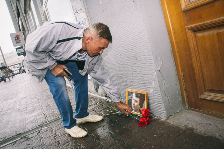 Новосибирец возложил цветы в память о самосожжении пенсионерки в приемной «ЕР» Новосибирец возложил цветы в память о самосожжении пенсионерки в приемной «ЕР»