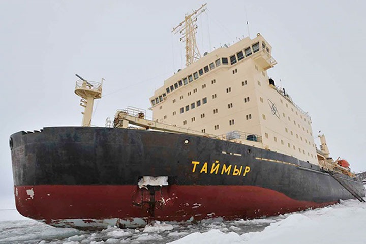 Атомный ледокол начал резать лед на Енисее против заторов при паводке