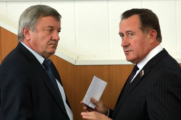 Новосибирцы пикетируют заксобрание из-за лишения города 3,5 млрд рублей Новосибирцы пикетируют заксобрание из-за лишения города 3,5 млрд рублей