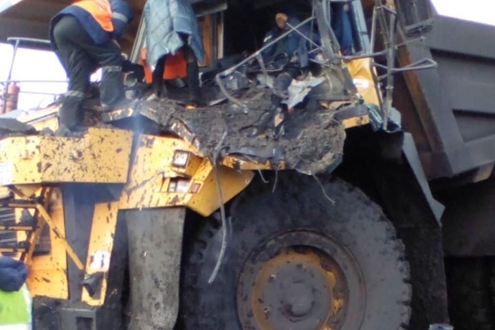 Карьерные самосвалы столкнулись в одном из угольных разрезов Кузбасса