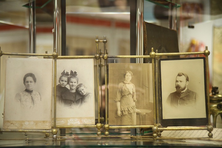 «Делали все на коленках»: жизнь ученых-диссиденток показали в новосибирском Академгородке «Делали все на коленках»: жизнь ученых-диссиденток показали в новосибирском Академгородке