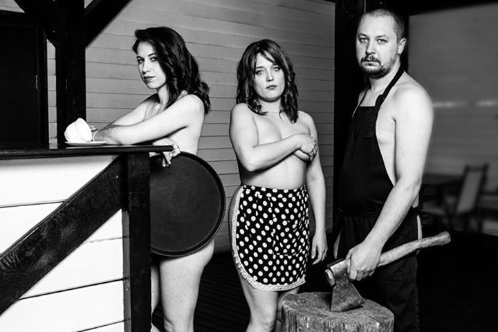 «Нас раздели»: сотрудники красноярского ресторана обнажились против закрытия общепита во время пандемии