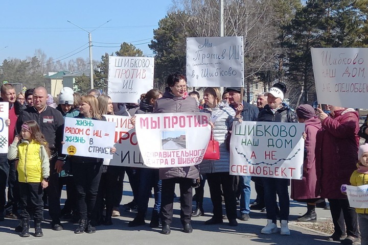 Неизвестные подожгли здание, в котором, несмотря на протесты новосибирцев, хотят открыть исправительный центр