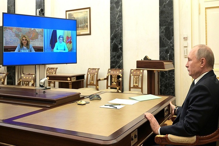 Путин согласился объявить нерабочими дни между майскими праздниками Путин согласился объявить нерабочими дни между майскими праздниками