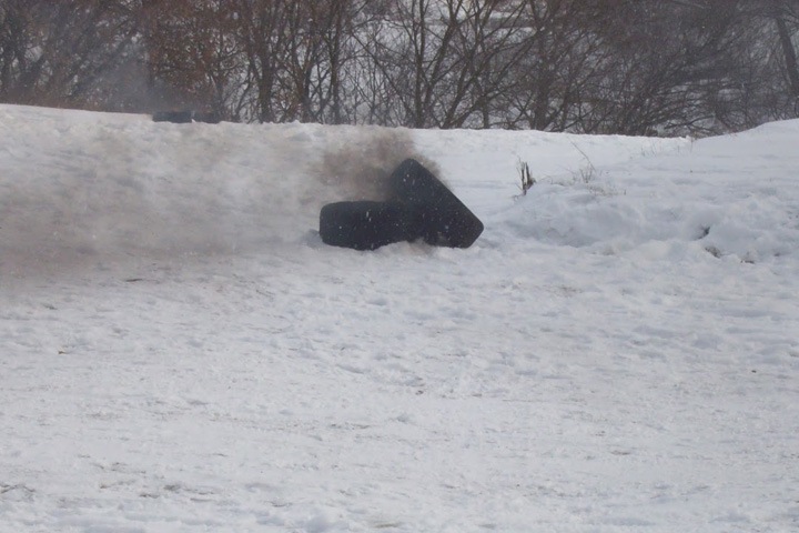 Мужчина с плакатом «обращение к Путину» сжег покрышки у мэрии Бердска