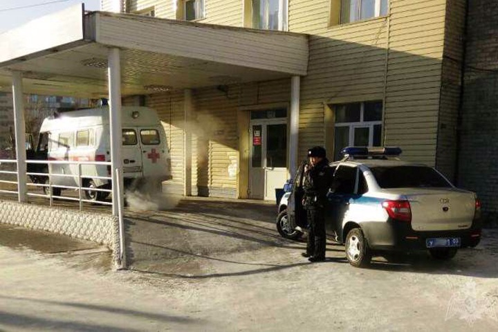 Жительница в Бурятии напала на сотрудников скорой помощи. Ей не понравилось, что фельдшер посмотрелась в зеркало