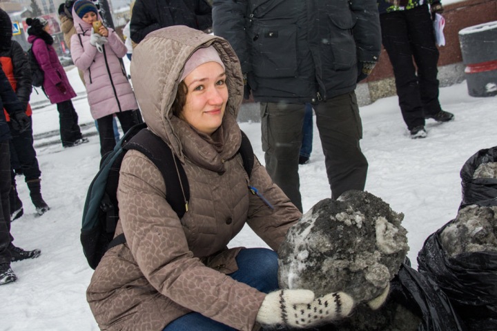 Новосибирцы показали черный снег, засыпавший дворы их домов Новосибирцы показали черный снег, засыпавший дворы их домов