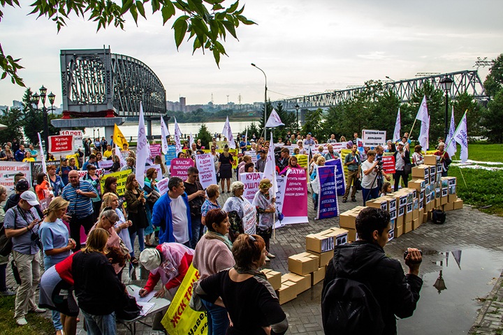 Сибиряки вышли на общий митинг обманутых дольщиков: «Сотни домов без окон и крыш, как после войны»