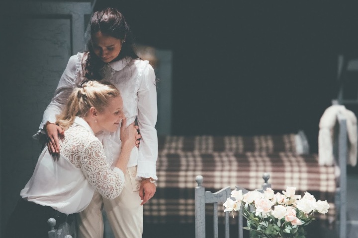 «Трех сестер» Тимофея Кулябина с восторгом приняли в Европе «Трех сестер» Тимофея Кулябина с восторгом приняли в Европе