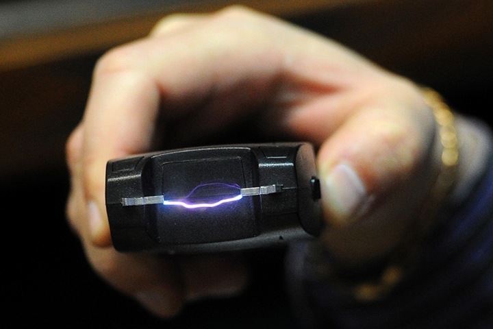 Новосибирский полицейский пытал электрошокером мужчину из-за пропажи теленка