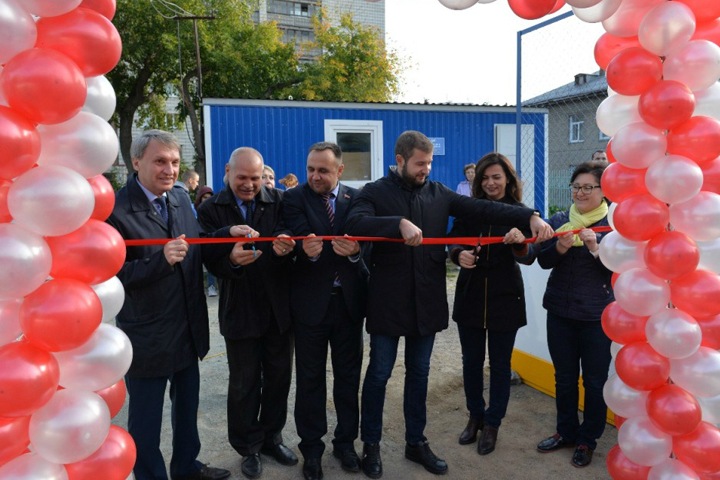 Хоккейную коробку оплатили из депутатских фондов в Новосибирске Хоккейную коробку оплатили из депутатских фондов в Новосибирске