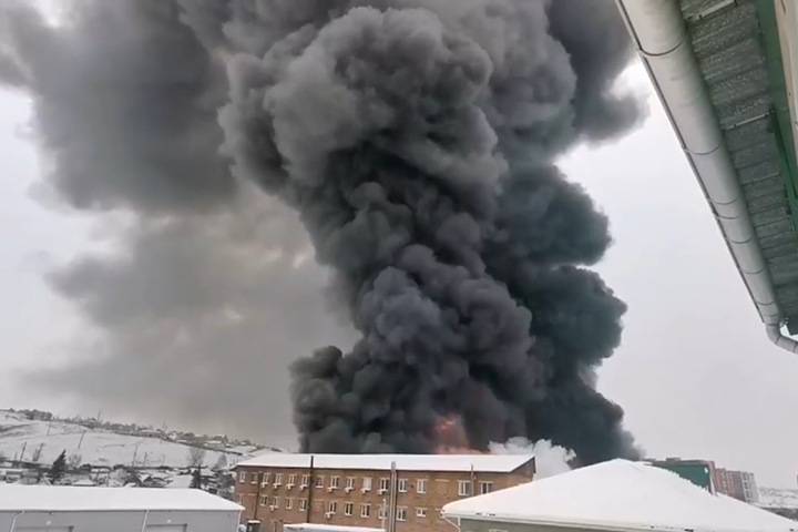 Склад автозапчастей горит в Красноярске Склад автозапчастей горит в Красноярске