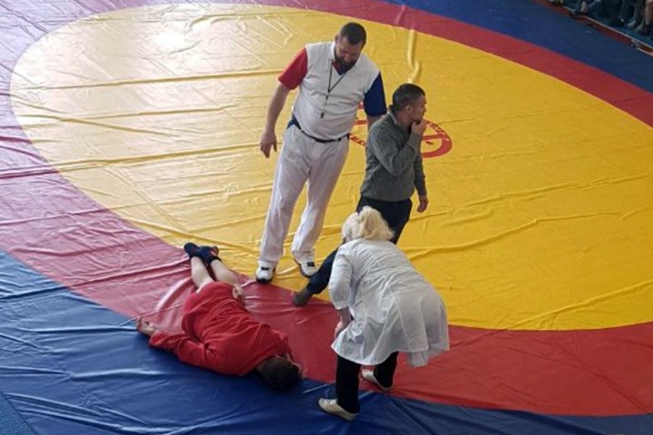 Подросток получил опасную травму на чемпионате по самбо в Ангарске