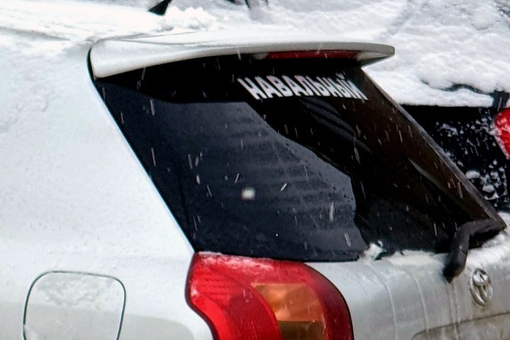 Машину с надписью «Навальный» подожгли в Новосибирске Машину с надписью «Навальный» подожгли в Новосибирске