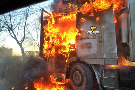 Грузовик загорелся на Южной площади Новосибирска Грузовик загорелся на Южной площади Новосибирска
