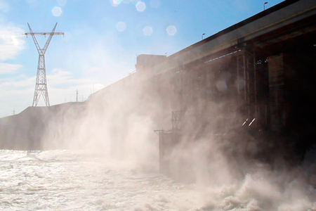Новосибирская ГЭС увеличила сброс воды, людям не рекомендуют выходить на лед Новосибирская ГЭС увеличила сброс воды, людям не рекомендуют выходить на лед
