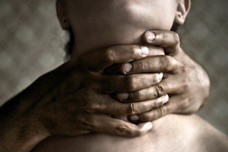 Житель Оби попытался задушить приемного сына Житель Оби попытался задушить приемного сына