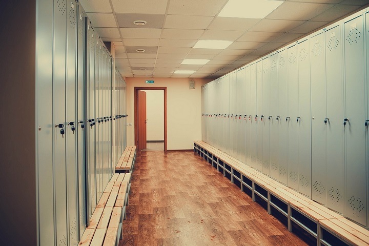 Родители новосибирского подростка заявили о попытке изнасилования их сына в школьной раздевалке