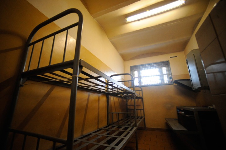 Омич подал в суд на отдел полиции за тесноту и зловоние в ИВС 