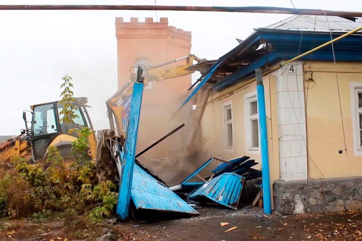 Дома «несговорчивых» новосибирцев в зоне строительства третьего моста начали сносить (видео) Дома «несговорчивых» новосибирцев в зоне строительства третьего моста начали сносить (видео)