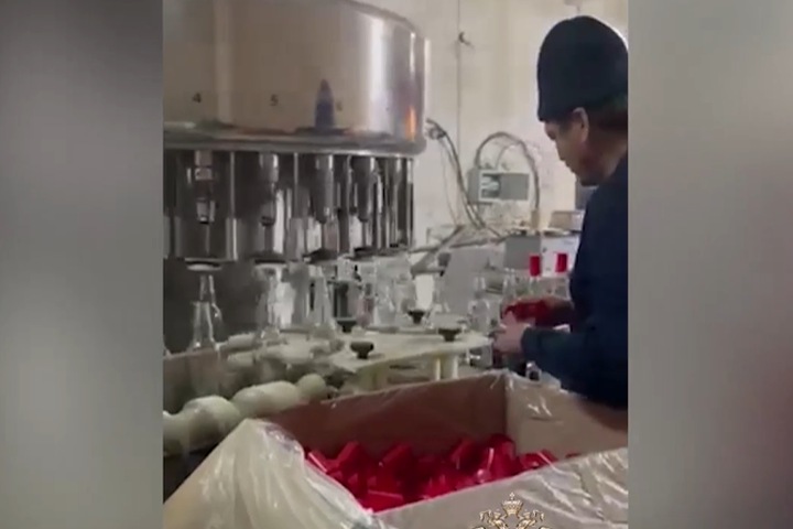 Полиция нашла незаконный цех по розливу алкоголя на бывшей новосибирской птицефабрике Полиция нашла незаконный цех по розливу алкоголя на бывшей новосибирской птицефабрике